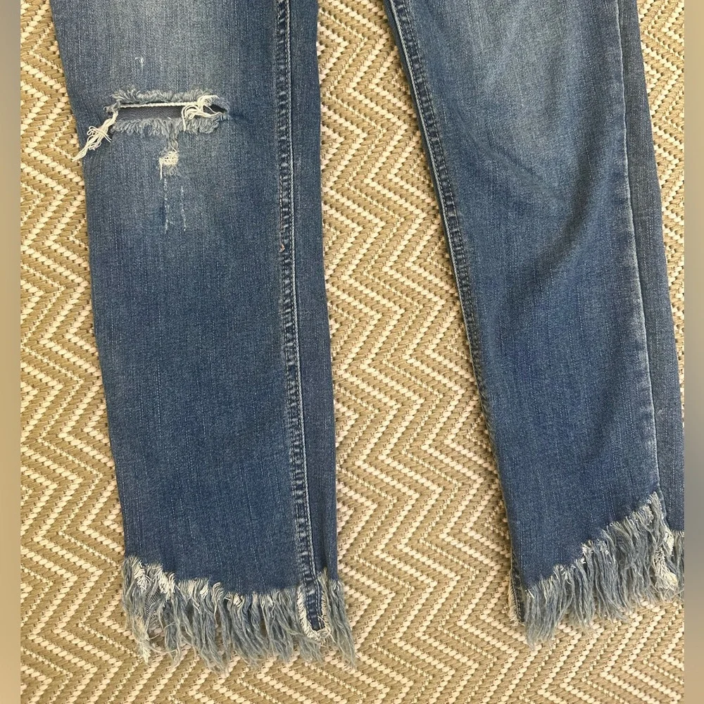 Free People EUC! Sz 27 Cropped Raw Hem/ Frayed ankle Deconstructed Denim Jeans - Picture 2 of 8